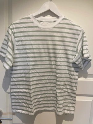 T-shirt  - En vanlig T-shirt från lager 157 använd endast en gång bra skick inga defekter, säljer även en svart💞