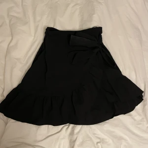 Supersöt svart knyt-kjol🌷 - Jättefin svart kjol som man knyter runt midjan💕 Den är i princip aldrig använd☀️