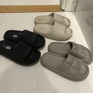 tofflor  - 3 par tofflor 🩴🩴  svarta lager 157 stoelek 36-37 70kr  beiga buffalo från nelly storlek 39 150kr  beige/ grå HM storlek 37-38 100kr  skulle säga att alla passar storlek 37/38!