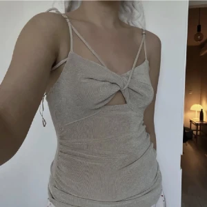 Beige topp - Säljer denna super snygga topp från bikbok