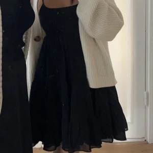Zara klänning  - säljer denna klännigen som jag köpte förra året använd 1-5 gånger bara , bra skick❤️ny pris 400+