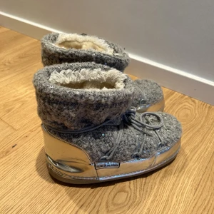 Silver glittriga moon boots - Super söta silvriga + glittriga moon boots ifrån märket colors of california. I bra skick. Nypris 899 💓