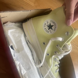 oanvända converse - Skit snygga och coola converse. Tyvärr ej fått användning av de. Kartong medföljer.