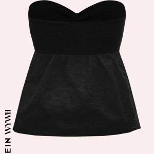 Superfint och trendigt strapless linne i svart som är lite utsvängd i slutet. Säljer för att den inte används!❤️