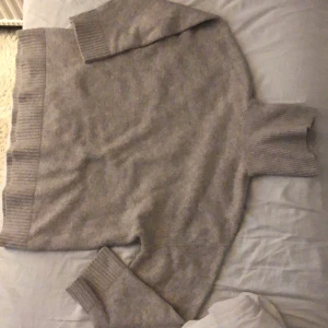 Stickad tröja  - Jätte fin stickad tröja, super bra skick! Jätte skön att ha på hösten/vintern.