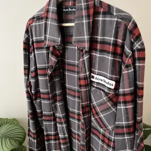 *NYPRIS 3599:-*  Oversized flanellskjorta från Acne Studios. Toppenskick. Aldrig tvättad! Passar både dam och herr, från M-XL beroende på hur oversized. 