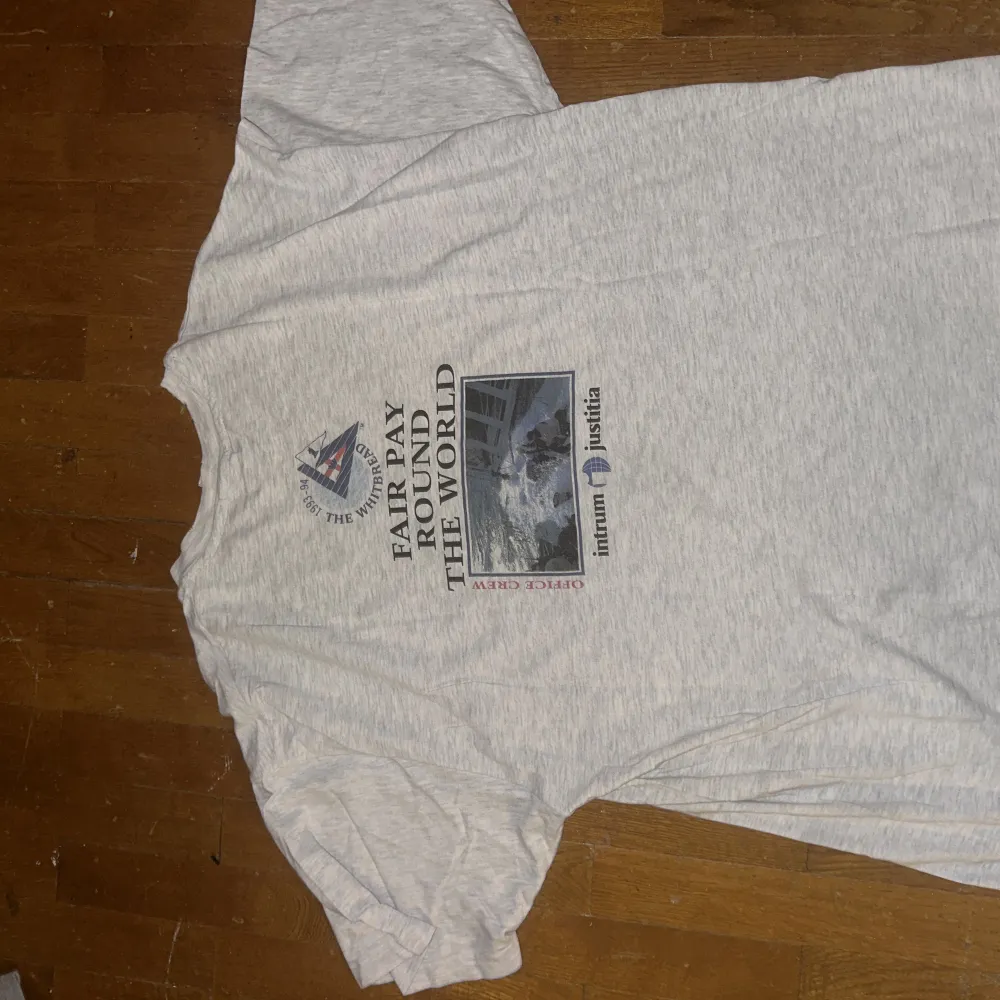 Grå vintage tshirt  Med najs distress  Tryck på rygg o fram XL sitter najs  . T-shirts.