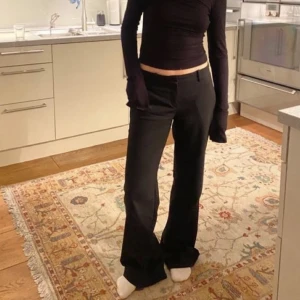 Low waist kostymbyxor  - Säjer dessa ursnygga och populära lågmidjade kostymbyxor från Esprit. Tyvärr är dem något för stora för mig. Storlek 38 regular. Originalpris: mellan 600-700