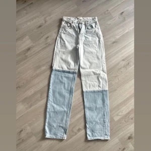 Jeans  - Säljer dessa coola jeans från Gina tricot, använd fåtal gånger, fint skick förutom att det finns en liten fläck på ena benet men det är inget man lägger märke till. Dom är lite skrynkliga på bilden. Lite för långa på mig som är 1,63 men det är lätt fixat.