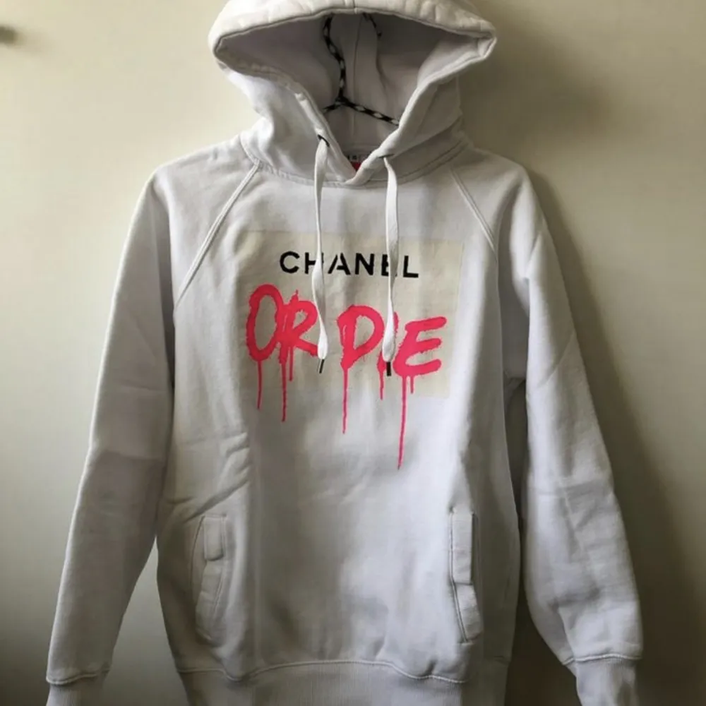 Chanel or die hoodie. En unik hoodie som det finns få av. Storlek S. Nyskick.. Hoodies.