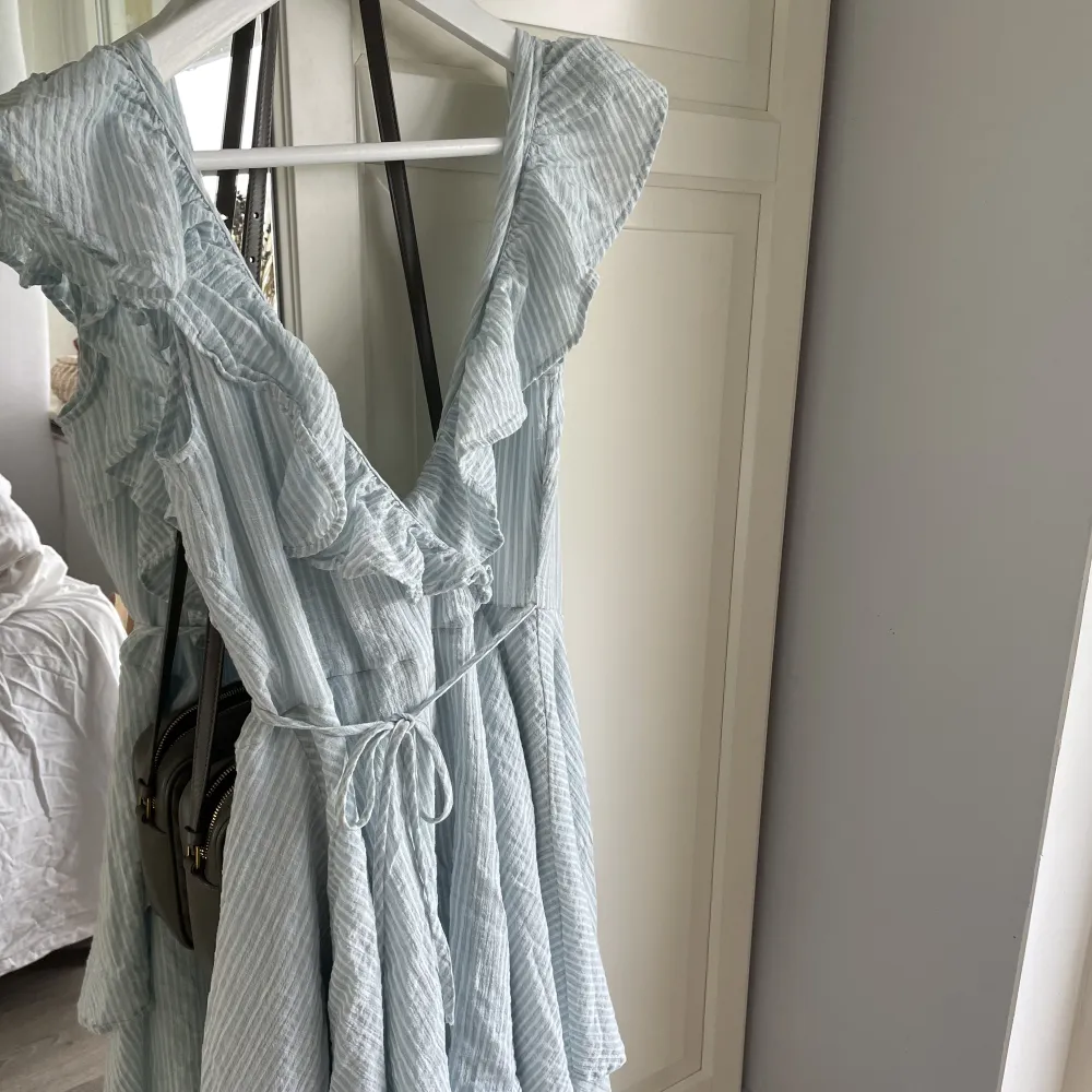 Jättefin klänning från hm med blå och vita ränder samt volanger🤍 . Klänningar.
