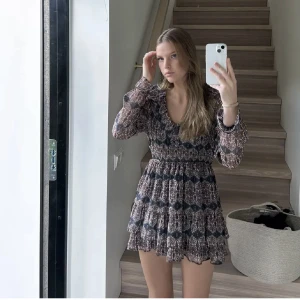 Zara klänning - Säljer denna zara klänningen då den tyvärr inte kommer till användning längre🙌🏼(lånade bilder, skriv för egna!) Skriv om ni undrar något💗