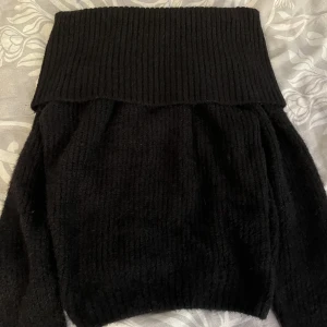 svart off-shoulder ❤️  - Säljer denna svarta stickade off-shoulder tröja. Den är från H&M och är använd 2ggr, är även slutsåld. 🫶🏻