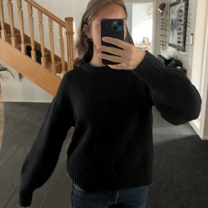 Svart stickad tröja - En svart stickad tröja från Bikbok , storlek xs. Använd en gång. Nypris 400 och mitt pris är 250. Köparen står för eventuell frakt.
