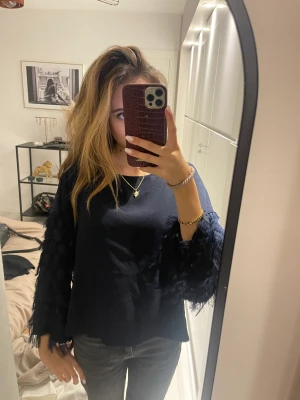 Mörkblå tröja - Säljer min söta tröja med fransiga armar, den är i väldigt bra skick! Skriv för fler frågor 