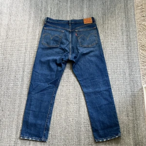 Levis 501 - Tja Säljer ett par Levis 501 i ett galant skick. Inga håla eller fläckar. Sitter bra på mig som är 1,75. Kom privat för fler bilder eller frågor. MVH Simon 