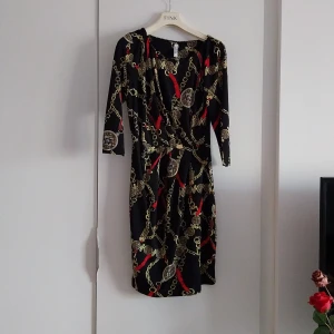 Klänning - Skitsnygg mönstrad klänning frpn chiara forthi i storlek S. Aldrig använd.   Betalning via swish och köparen stårnför frakten. 