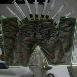 🌲🌲💯CAMO TRUES💯🌲🌲 - As feta camo trues men för små för mig🤬Storlek 28 men sitter som 30 och klippta vid fötterna så dom är bootcut. Både Chief keef och Sematary har haft dom här😍😍🌲💯💯💯 rare asf kan gå lite lägre skicka bud🥶🤙🏻 sista bilden är från förra ägaren. Kan tradea också