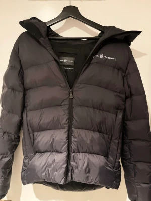 Sail racing vinterjacka - Tja, säljer min riktigt feta sail racing jacka då den aldrig används. Jackan är i storlek S och är använd en halv vinter ungefär. Jackan är i toppen skick 9/10 och riktigt snygg. Hör av er gärna vid fler bilder & funderingar.