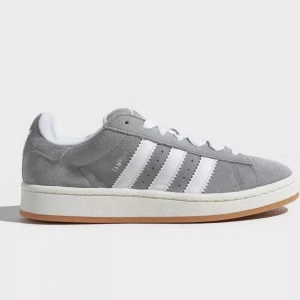 Adidas campus 00s - Hej! Säljer dom helt slut sålda Adidas campus 00s skorna i grå storlek 38. Säljer tyvärr dom då dom var för små. Skulle använde kunna tänka mig att byta dom till 38 2/3 eller 39💕För egna bilder skriv! Pris kan diskuteras💕