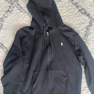 Ralph Lauren Zip-UpTröja, nyskick, Size: M, Nypris ligger på runt 1700kr, pm med bud och ifall du har nån fråga eller funderingar.