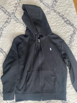 Ralph Lauren - Ralph Lauren Zip-UpTröja, nyskick, Size: M, Nypris ligger på runt 1700kr, pm med bud och ifall du har nån fråga eller funderingar.