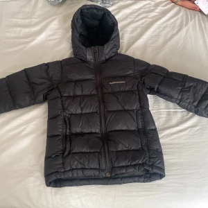 Peak performance jacka -  Den har en liten skavank vid fickan som jag har lappat igen med en svart lapp så det nästan inte syns. Det var länge sedan jag lappade över så är inte säker på att det är en så stor skavank. Men annars i väldigt bra skick. Priset kan diskuteras