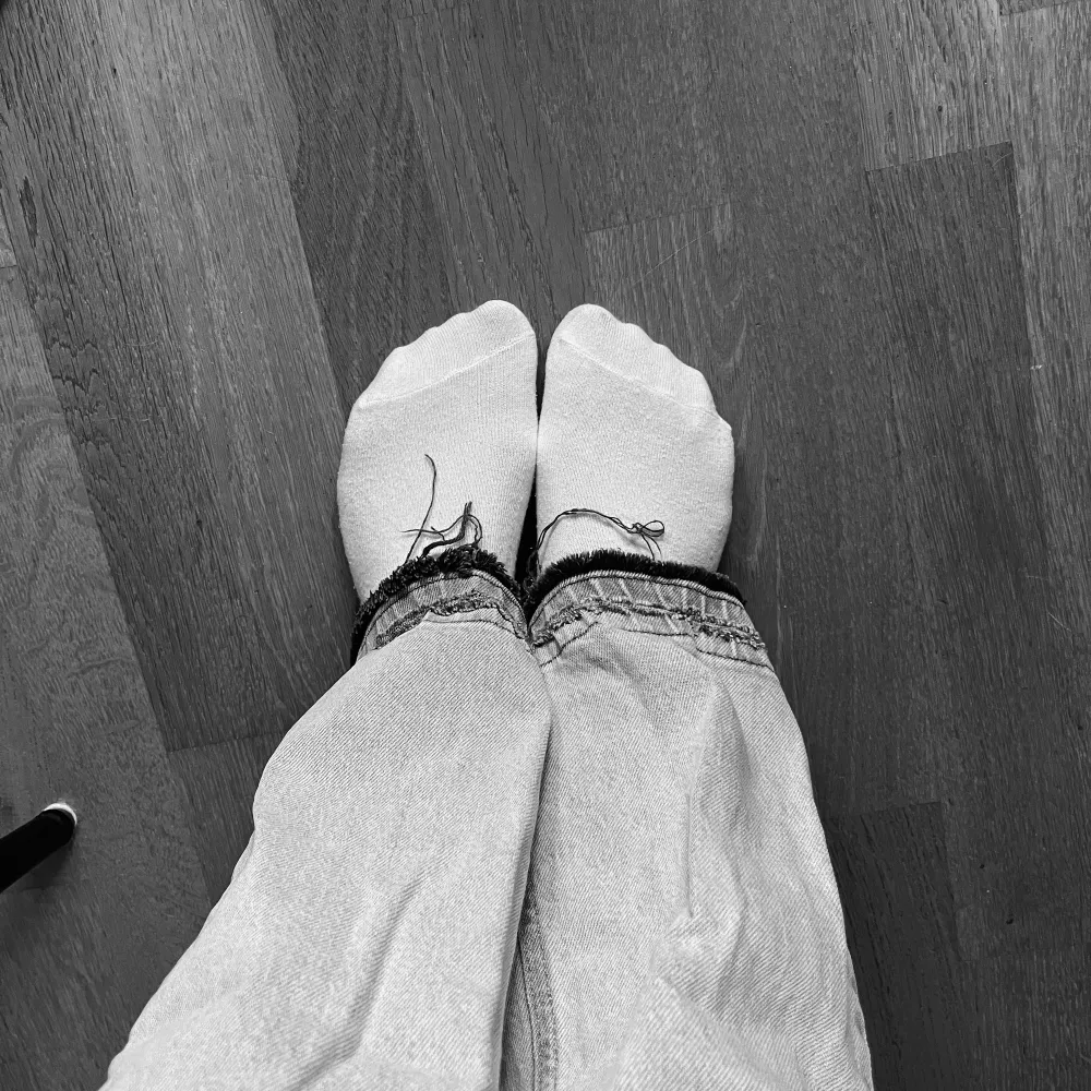 Säljer dessa ljusgrå low bootcut  jeans från Gina tricot young🤩uppsprättade där nere, passar nån mellan 160-168 ca. Storlek 158 men passar mig med 32/34 i jeans . Jeans & Byxor.