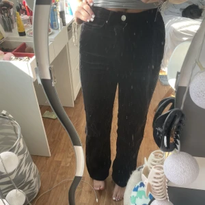 manchesterbyxor  - svarta manchesterbyxor från bikbok. formar rumpan väldigt fint! säljer även likadana i beige!!💘