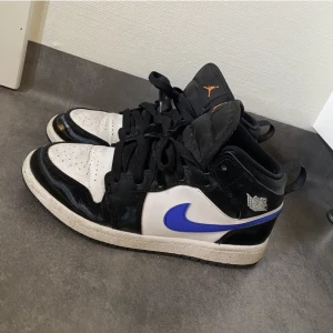 Air Jordan 1 Mid - Storlek 34 men passar mer 35. Använda en del men fortfarande i fint skick. 
