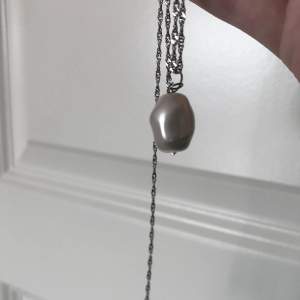 Vackert pärlhänge av tjeckiska glaspärlor. Nytt oanvänt och handgjort. Kontakta gärna vid frågor. Har också andra smycken på min profil 🌺