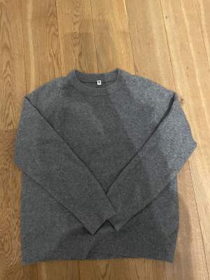 Grå tjock tröja från UNIQLO den är i storlek 13 men jag skulle absolut säga att den passar till S och till och med M kanske, jag har aldrig använt den och köpte den för 550kr säljer den nu för 300 men priset kan absolut diskuteras💞