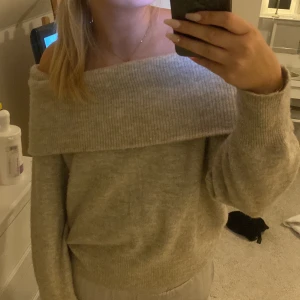 stickad off shoulder tröja - aldrig använd