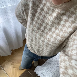 Stickad tröja - Tickad tröja med hundtandsmönstrad. Sparsamt använd.