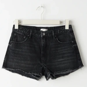 Jeansshorts  - Så snygga jeansshorts som inte kommer till användning! Skriv för fler bilder! Finns resårband så storleken är justerbar☺️