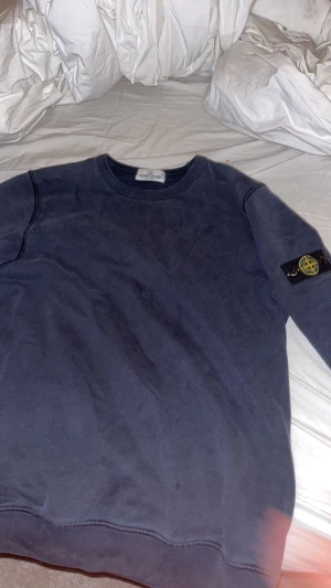 Stone island tröja - Riktigt snygg sweatshirt från stone island i storlek 170 barn vilket är som xs. Bra skick! Priset kan diskuteras vid snabb affär och tveka inte att skicka ett meddelande vid minsta fråga😁