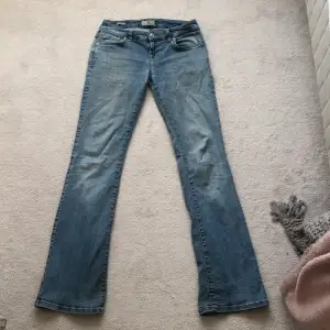 Jötte coola lågmidjade bootcut jeans från Ltb i modellen Roxy💗 jeansen har några få hål i rumpan🥰