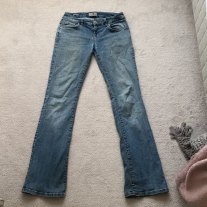 Ltb jeans  - Jötte coola lågmidjade bootcut jeans från Ltb i modellen Roxy💗 jeansen har några få hål i rumpan🥰