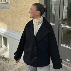 Design by si kappa - En så fin jacka för höst men tycker den är varm nog för vissa vinter dagar också 🤗 Köpte den för ett halv år sen💕 Kostar ursprungligen 735