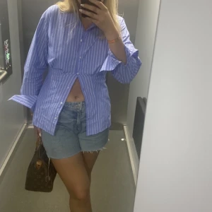 Randig skjorta - Säljer denna figursydda randiga skjortan! Går att knäppa hela vägen och har en snygg passform. ❤️‍🔥❤️‍🔥❤️‍🔥