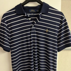 Ralph Lauren pike - Säler Polo Ralph Lauren pike i storlek M. Jag är 185 cm och passformen är normal. 