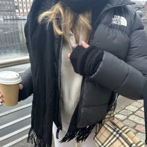 The North face jacka - Svart puffer Köpt på North face hemsidan! Retro nuptse jacket heter modellen. Helt i nyskick! Största barnstorleken, passar mig med S. Superskön och varm till vintern💕