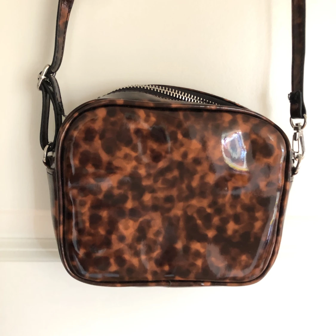 tortoise mönstrad miniväska