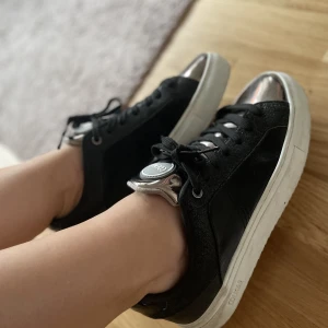 Colmar sneakers  - Fina skor i mycket bra skick. Blanka svarta sidor, spegelspetsar.  