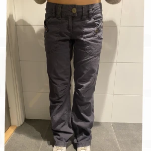 Lågmidjade byxor - Säljer dessa Cargo liknande byxorna som är lågmidjade och jättefina.