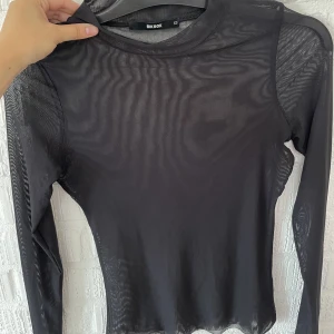 Svart meshtopp  - Säljer en svart meshtopp från BikBok. Endast använd en gång