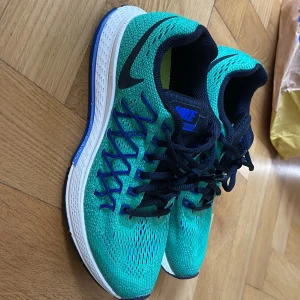 Nike skor - Nike träningsskor som använts para en gång! Passar bra till både killar och tjejer. 