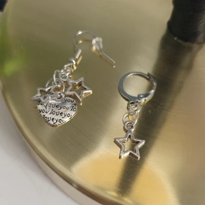 2 enskilda örhängen  - 2 st enskilda örhengen i silver. Helt nya o oandvända, egen tillverkade. Går att köpa båda elr enskilt 