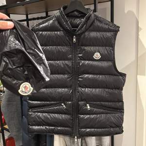 Moncler Gui väst i utmärkt skick, 9/10. Kommer med en liten pouch, storlek 3 passar M. Nypris 7200 mitt pris 3500. Bara att skriva vid frågor eller funderingar! :)