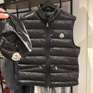 Moncler Gui Väst - Moncler Gui väst i utmärkt skick, 9/10. Kommer med en liten pouch, storlek 3 passar M. Nypris 7200 mitt pris 3500. Bara att skriva vid frågor eller funderingar! :)